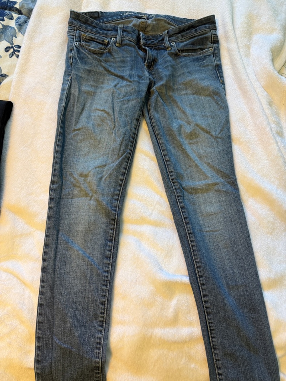 American Eagle Outfitters Skinny Jeans in Faded Blue Denim